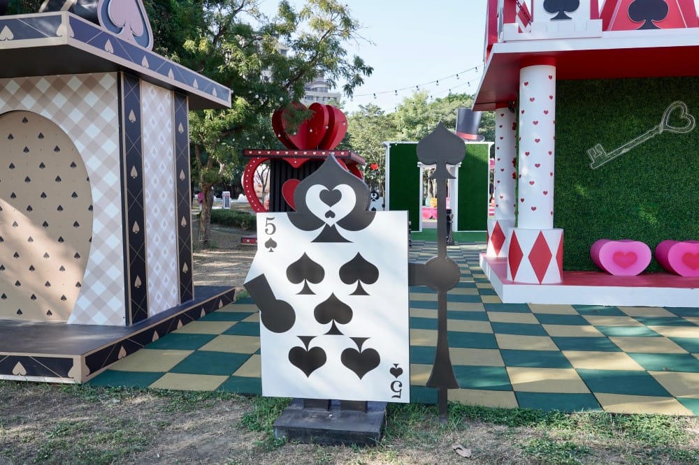 高雄新景點｜愛麗絲的奇幻樂園進駐左營蓮池潭兒童樂園 ，一秒走進愛麗絲夢遊仙境，跟紅心皇后撲克牌衛兵一起在棒棒糖旋轉木馬拍照