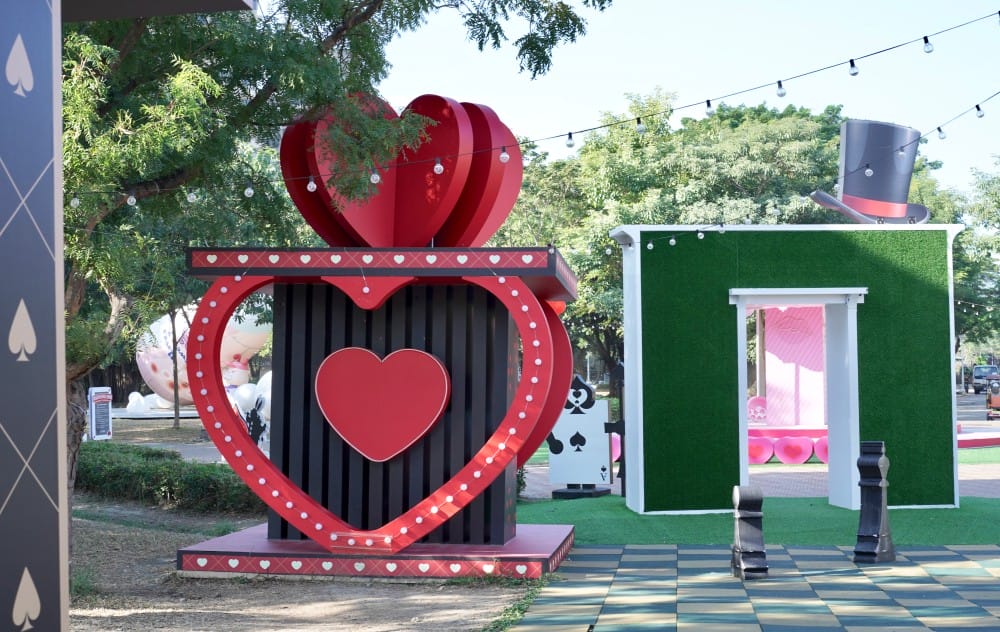 高雄新景點｜愛麗絲的奇幻樂園進駐左營蓮池潭兒童樂園 ，一秒走進愛麗絲夢遊仙境，跟紅心皇后撲克牌衛兵一起在棒棒糖旋轉木馬拍照