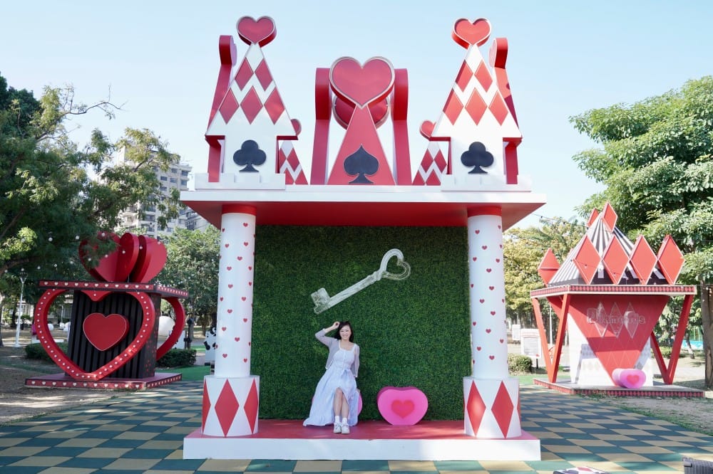 高雄新景點｜愛麗絲的奇幻樂園進駐左營蓮池潭兒童樂園 ，一秒走進愛麗絲夢遊仙境，跟紅心皇后撲克牌衛兵一起在棒棒糖旋轉木馬拍照