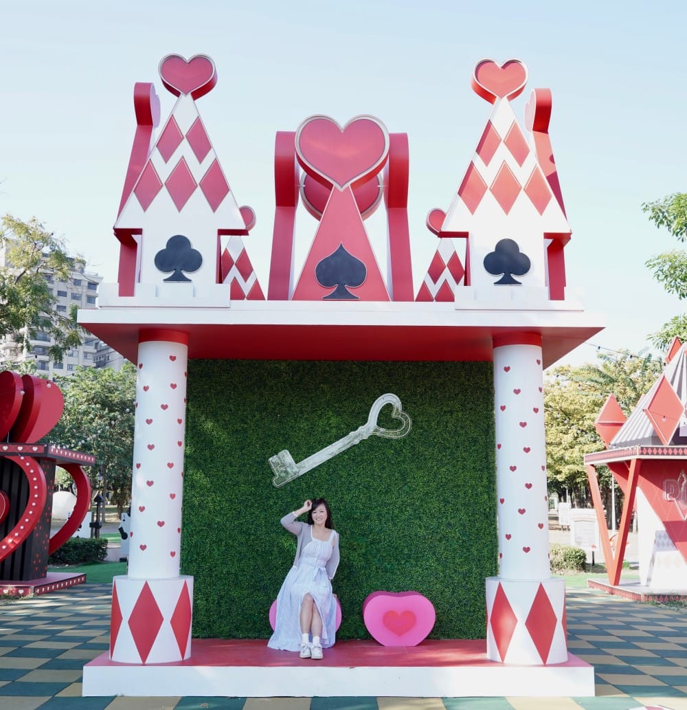 高雄新景點｜愛麗絲的奇幻樂園進駐左營蓮池潭兒童樂園 ，一秒走進愛麗絲夢遊仙境，跟紅心皇后撲克牌衛兵一起在棒棒糖旋轉木馬拍照