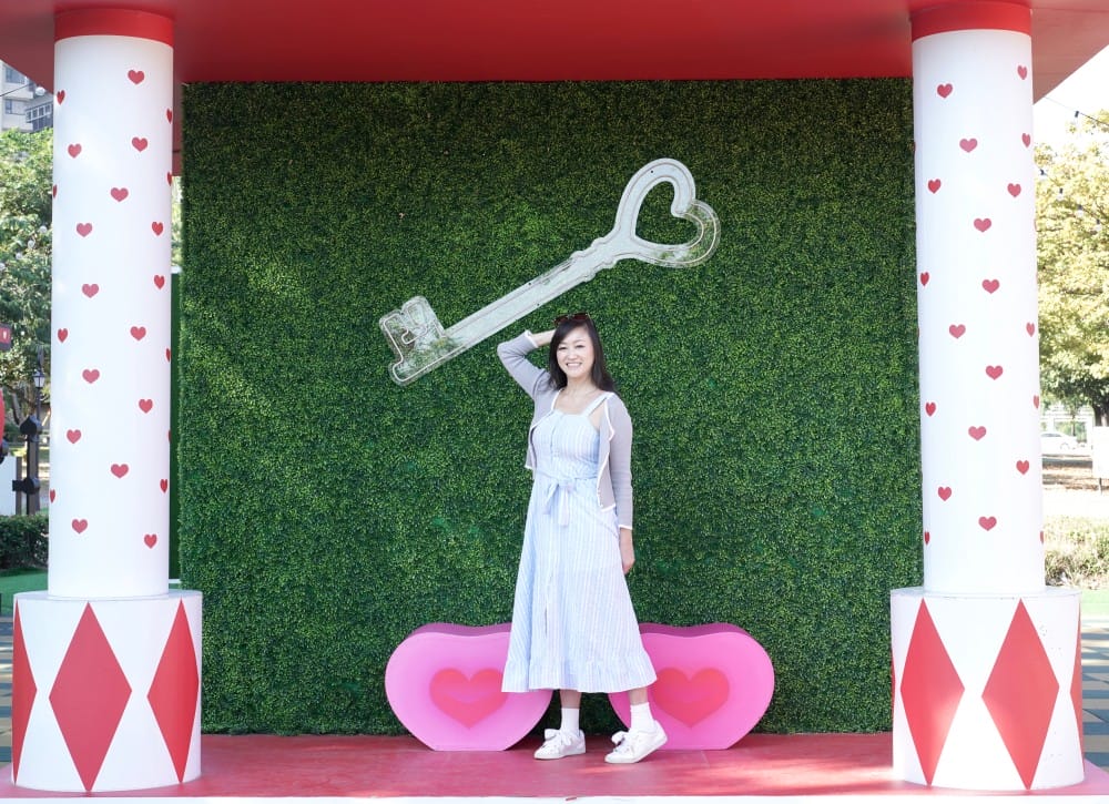 高雄新景點｜愛麗絲的奇幻樂園進駐左營蓮池潭兒童樂園 ，一秒走進愛麗絲夢遊仙境，跟紅心皇后撲克牌衛兵一起在棒棒糖旋轉木馬拍照