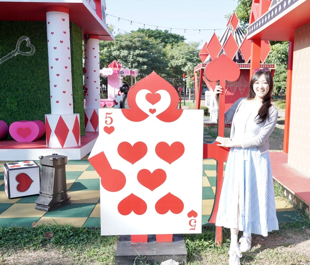 高雄新景點｜愛麗絲的奇幻樂園進駐左營蓮池潭兒童樂園 ，一秒走進愛麗絲夢遊仙境，跟紅心皇后撲克牌衛兵一起在棒棒糖旋轉木馬拍照