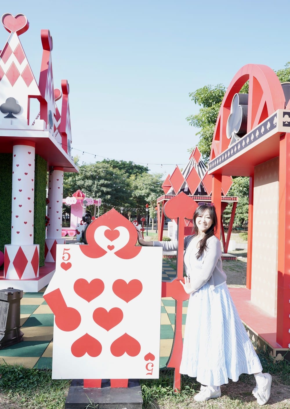 高雄新景點｜愛麗絲的奇幻樂園進駐左營蓮池潭兒童樂園 ，一秒走進愛麗絲夢遊仙境，跟紅心皇后撲克牌衛兵一起在棒棒糖旋轉木馬拍照