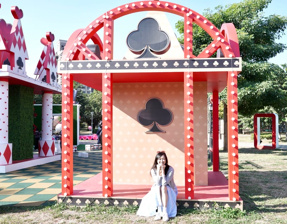 高雄新景點｜愛麗絲的奇幻樂園進駐左營蓮池潭兒童樂園 ，一秒走進愛麗絲夢遊仙境，跟紅心皇后撲克牌衛兵一起在棒棒糖旋轉木馬拍照