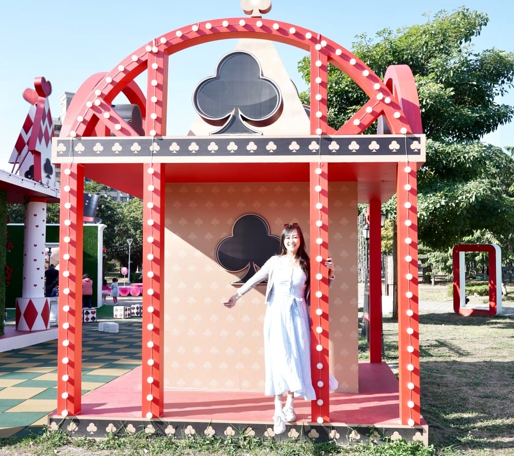 高雄新景點｜愛麗絲的奇幻樂園進駐左營蓮池潭兒童樂園 ，一秒走進愛麗絲夢遊仙境，跟紅心皇后撲克牌衛兵一起在棒棒糖旋轉木馬拍照