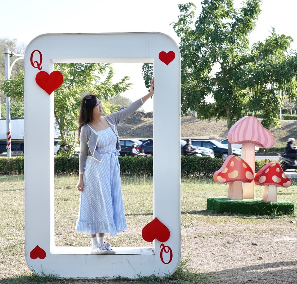 高雄新景點｜愛麗絲的奇幻樂園進駐左營蓮池潭兒童樂園 ，一秒走進愛麗絲夢遊仙境，跟紅心皇后撲克牌衛兵一起在棒棒糖旋轉木馬拍照