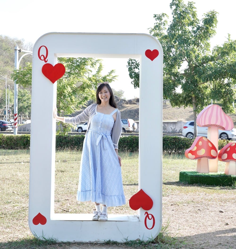 高雄新景點|愛麗絲的奇幻樂園進駐左營蓮池潭兒童樂園 ,一秒走進愛麗絲夢遊仙境,跟紅心皇后撲克牌衛兵一起在棒棒糖旋轉木馬拍照 - 第27張圖 高雄新景點|愛麗絲的奇幻樂園進駐左營蓮池潭兒童樂園 ,一秒走進愛麗絲夢遊仙境,跟紅心皇后撲克牌衛兵一起在棒棒糖旋轉木馬拍照