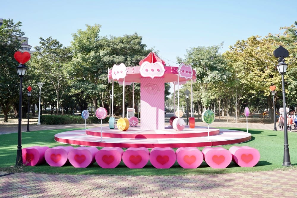 高雄新景點|愛麗絲的奇幻樂園進駐左營蓮池潭兒童樂園 ,一秒走進愛麗絲夢遊仙境,跟紅心皇后撲克牌衛兵一起在棒棒糖旋轉木馬拍照 - 第31張圖 高雄新景點|愛麗絲的奇幻樂園進駐左營蓮池潭兒童樂園 ,一秒走進愛麗絲夢遊仙境,跟紅心皇后撲克牌衛兵一起在棒棒糖旋轉木馬拍照