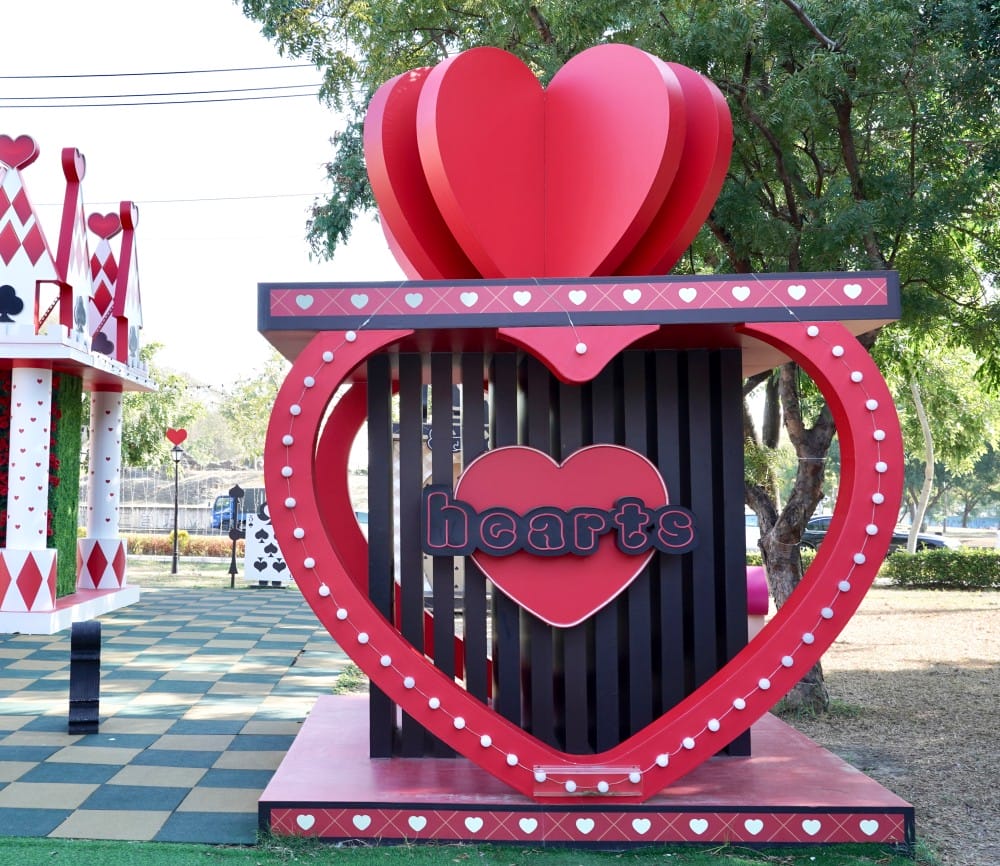 高雄新景點｜愛麗絲的奇幻樂園進駐左營蓮池潭兒童樂園 ，一秒走進愛麗絲夢遊仙境，跟紅心皇后撲克牌衛兵一起在棒棒糖旋轉木馬拍照