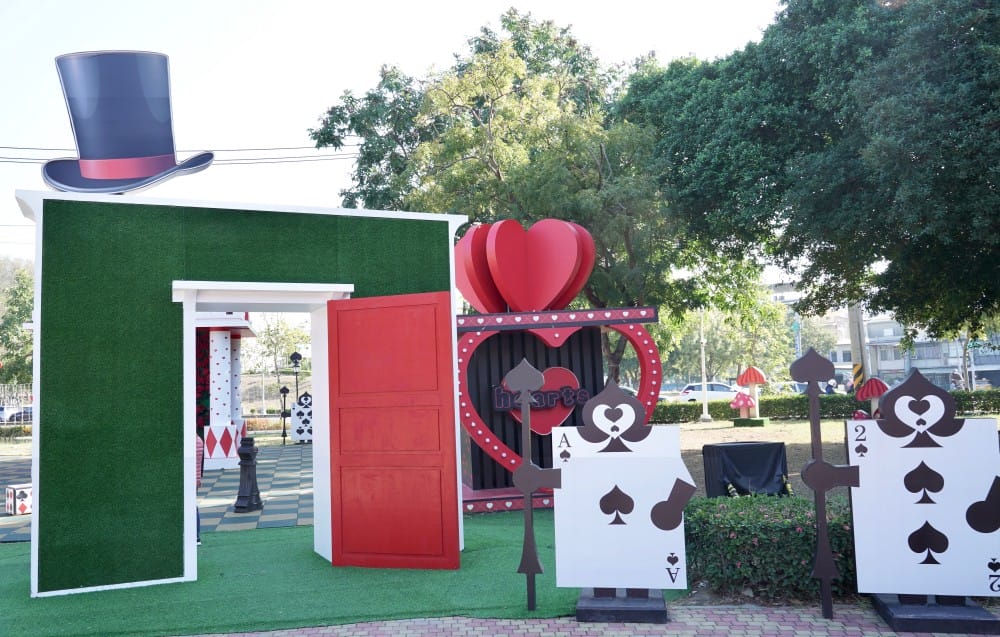 高雄新景點｜愛麗絲的奇幻樂園進駐左營蓮池潭兒童樂園 ，一秒走進愛麗絲夢遊仙境，跟紅心皇后撲克牌衛兵一起在棒棒糖旋轉木馬拍照