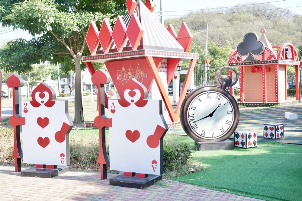 高雄新景點｜愛麗絲的奇幻樂園進駐左營蓮池潭兒童樂園 ，一秒走進愛麗絲夢遊仙境，跟紅心皇后撲克牌衛兵一起在棒棒糖旋轉木馬拍照