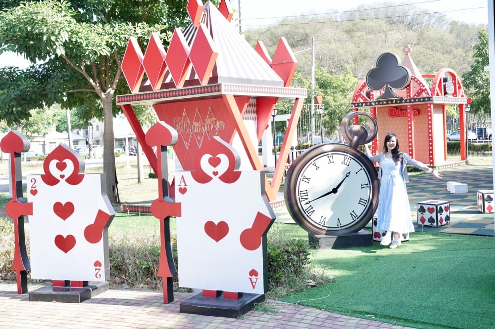 高雄新景點｜愛麗絲的奇幻樂園進駐左營蓮池潭兒童樂園 ，一秒走進愛麗絲夢遊仙境，跟紅心皇后撲克牌衛兵一起在棒棒糖旋轉木馬拍照