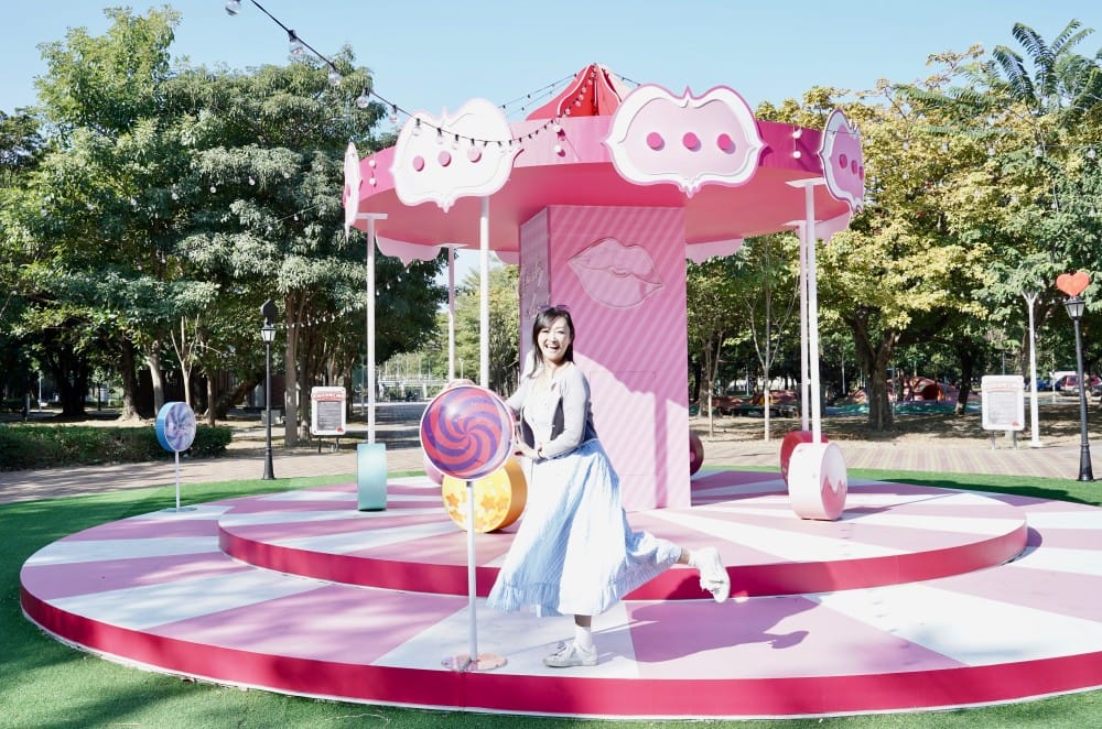 高雄新景點｜愛麗絲的奇幻樂園進駐左營蓮池潭兒童樂園 ，一秒走進愛麗絲夢遊仙境，跟紅心皇后撲克牌衛兵一起在棒棒糖旋轉木馬拍照