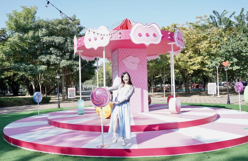 高雄新景點｜愛麗絲的奇幻樂園進駐左營蓮池潭兒童樂園 ，一秒走進愛麗絲夢遊仙境，跟紅心皇后撲克牌衛兵一起在棒棒糖旋轉木馬拍照