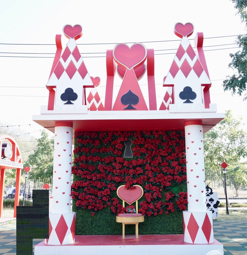 高雄新景點｜愛麗絲的奇幻樂園進駐左營蓮池潭兒童樂園 ，一秒走進愛麗絲夢遊仙境，跟紅心皇后撲克牌衛兵一起在棒棒糖旋轉木馬拍照