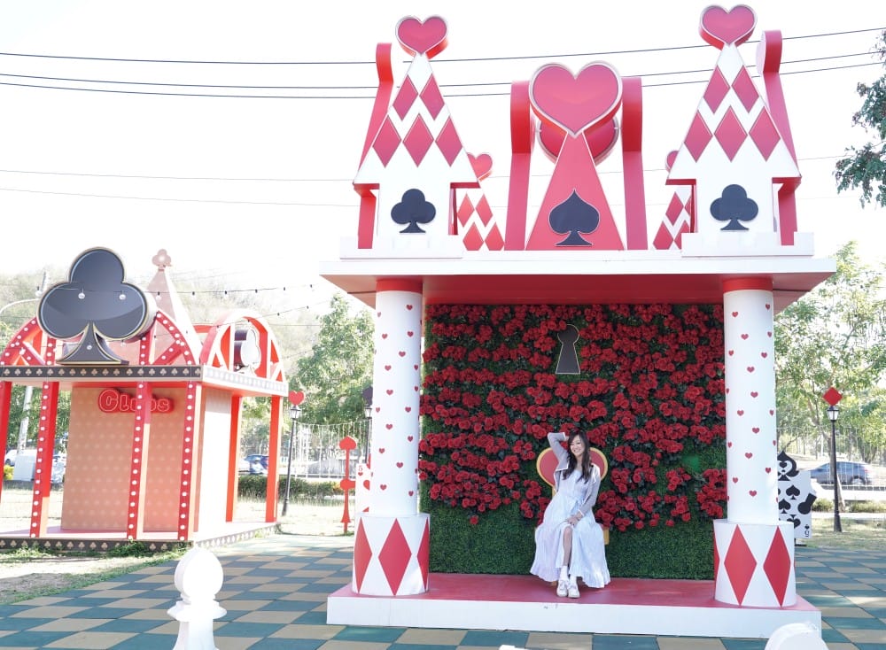 高雄新景點｜愛麗絲的奇幻樂園進駐左營蓮池潭兒童樂園 ，一秒走進愛麗絲夢遊仙境，跟紅心皇后撲克牌衛兵一起在棒棒糖旋轉木馬拍照