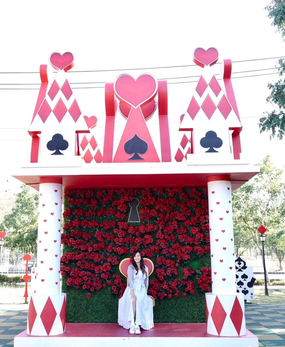 高雄新景點｜愛麗絲的奇幻樂園進駐左營蓮池潭兒童樂園 ，一秒走進愛麗絲夢遊仙境，跟紅心皇后撲克牌衛兵一起在棒棒糖旋轉木馬拍照