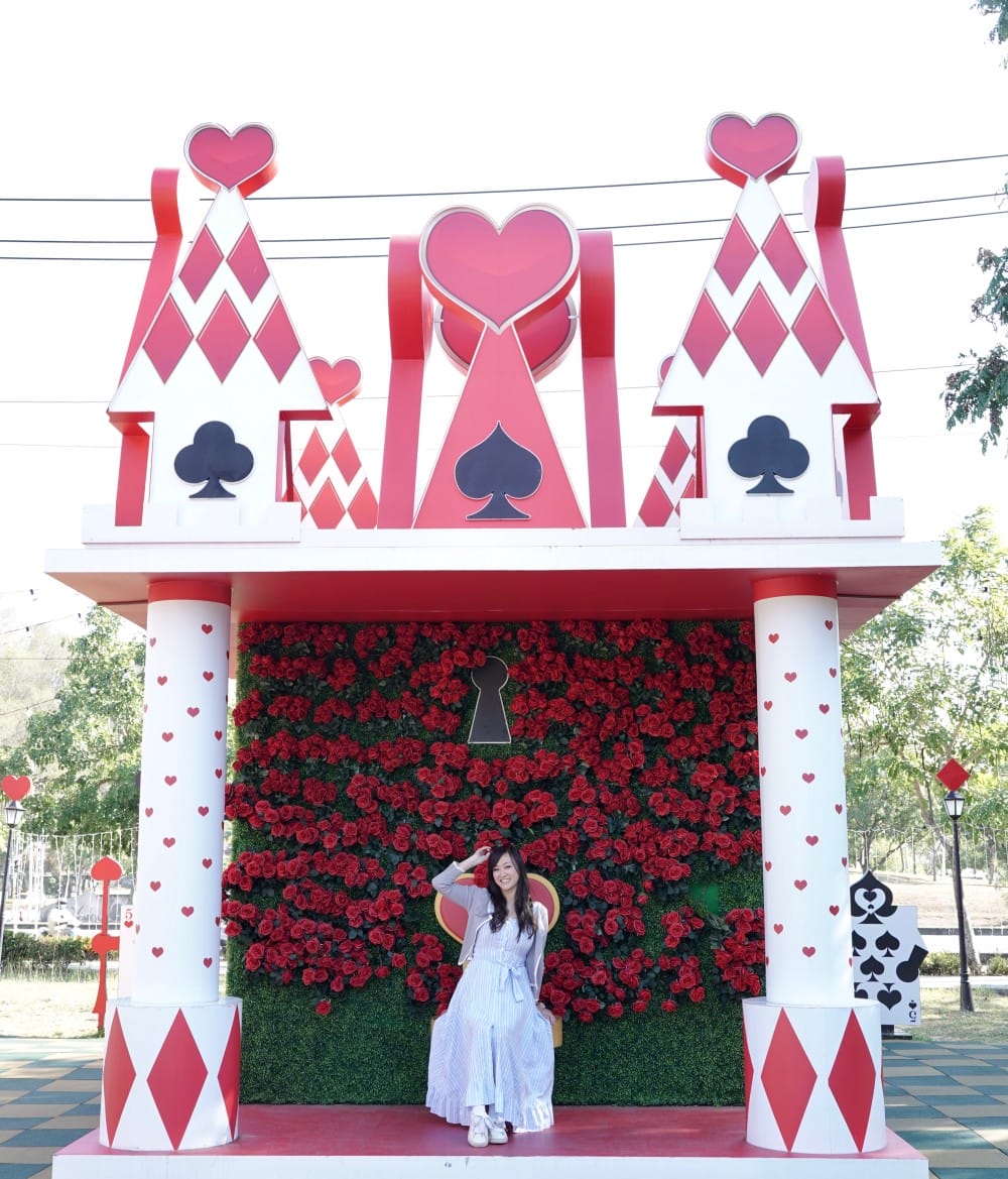 高雄新景點｜愛麗絲的奇幻樂園進駐左營蓮池潭兒童樂園 ，一秒走進愛麗絲夢遊仙境，跟紅心皇后撲克牌衛兵一起在棒棒糖旋轉木馬拍照