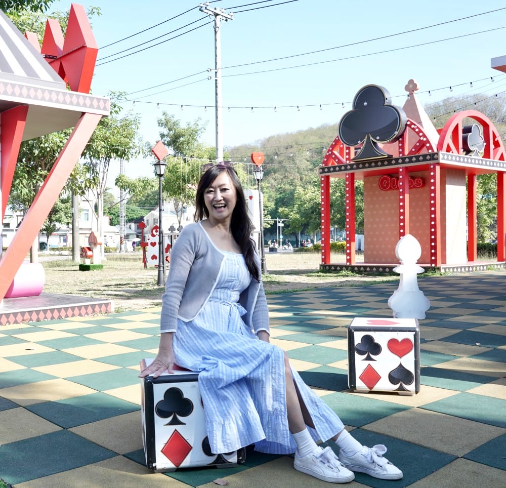 高雄新景點｜愛麗絲的奇幻樂園進駐左營蓮池潭兒童樂園 ，一秒走進愛麗絲夢遊仙境，跟紅心皇后撲克牌衛兵一起在棒棒糖旋轉木馬拍照