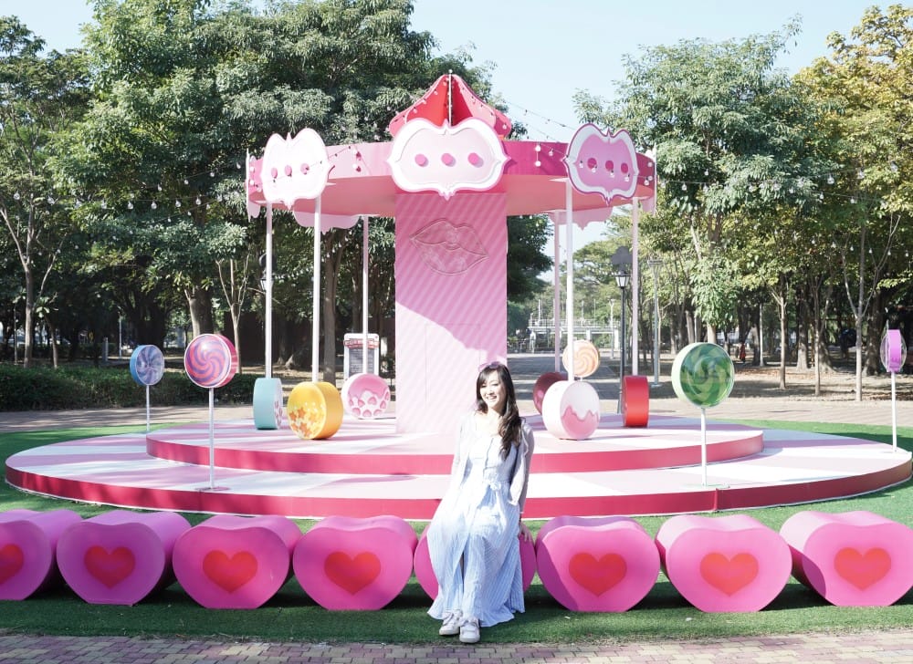 高雄新景點｜愛麗絲的奇幻樂園進駐左營蓮池潭兒童樂園 ，一秒走進愛麗絲夢遊仙境，跟紅心皇后撲克牌衛兵一起在棒棒糖旋轉木馬拍照