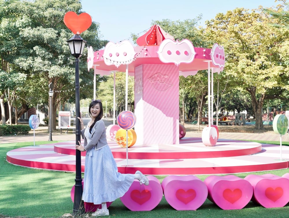高雄新景點｜愛麗絲的奇幻樂園進駐左營蓮池潭兒童樂園 ，一秒走進愛麗絲夢遊仙境，跟紅心皇后撲克牌衛兵一起在棒棒糖旋轉木馬拍照