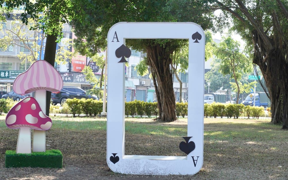 高雄新景點|愛麗絲的奇幻樂園進駐左營蓮池潭兒童樂園 ,一秒走進愛麗絲夢遊仙境,跟紅心皇后撲克牌衛兵一起在棒棒糖旋轉木馬拍照 - 第28張圖 高雄新景點|愛麗絲的奇幻樂園進駐左營蓮池潭兒童樂園 ,一秒走進愛麗絲夢遊仙境,跟紅心皇后撲克牌衛兵一起在棒棒糖旋轉木馬拍照