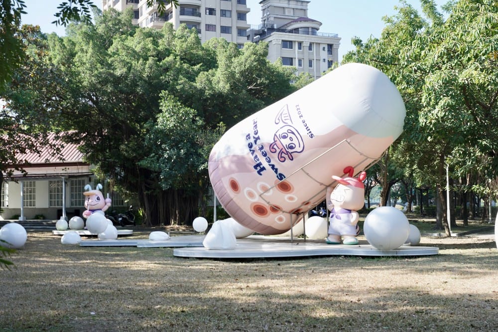 高雄新景點|愛麗絲的奇幻樂園進駐左營蓮池潭兒童樂園 ,一秒走進愛麗絲夢遊仙境,跟紅心皇后撲克牌衛兵一起在棒棒糖旋轉木馬拍照 - 第46張圖 高雄新景點|愛麗絲的奇幻樂園進駐左營蓮池潭兒童樂園 ,一秒走進愛麗絲夢遊仙境,跟紅心皇后撲克牌衛兵一起在棒棒糖旋轉木馬拍照