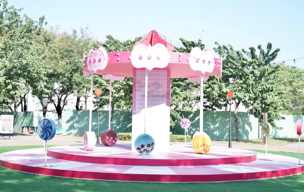 高雄新景點｜愛麗絲的奇幻樂園進駐左營蓮池潭兒童樂園 ，一秒走進愛麗絲夢遊仙境，跟紅心皇后撲克牌衛兵一起在棒棒糖旋轉木馬拍照