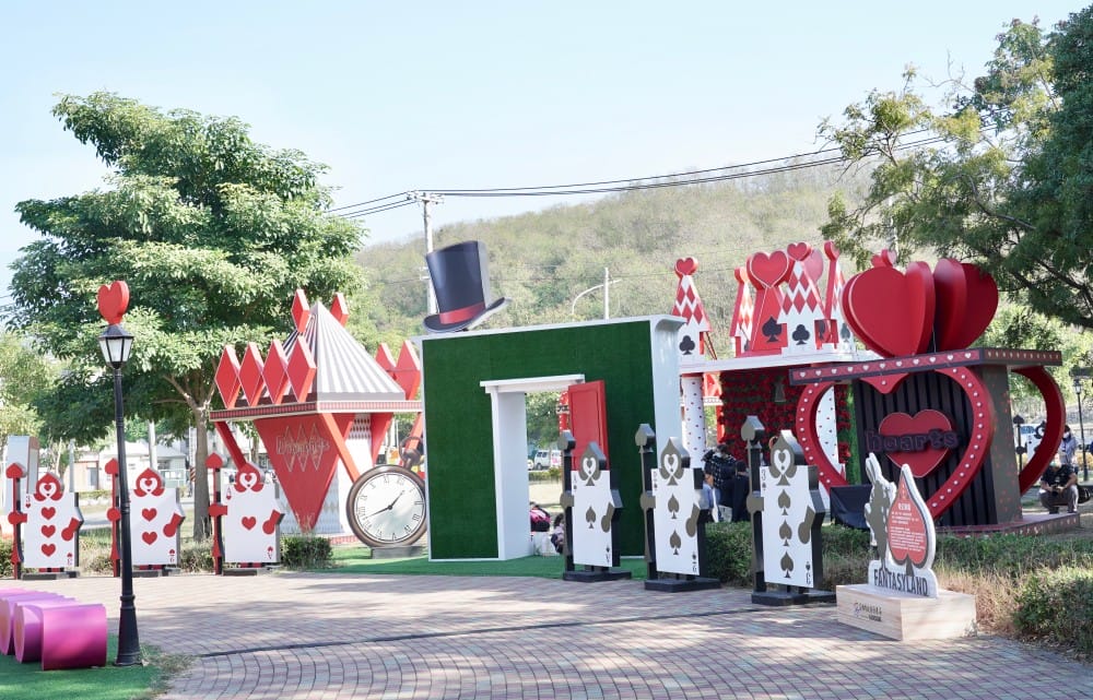 高雄新景點｜愛麗絲的奇幻樂園進駐左營蓮池潭兒童樂園 ，一秒走進愛麗絲夢遊仙境，跟紅心皇后撲克牌衛兵一起在棒棒糖旋轉木馬拍照