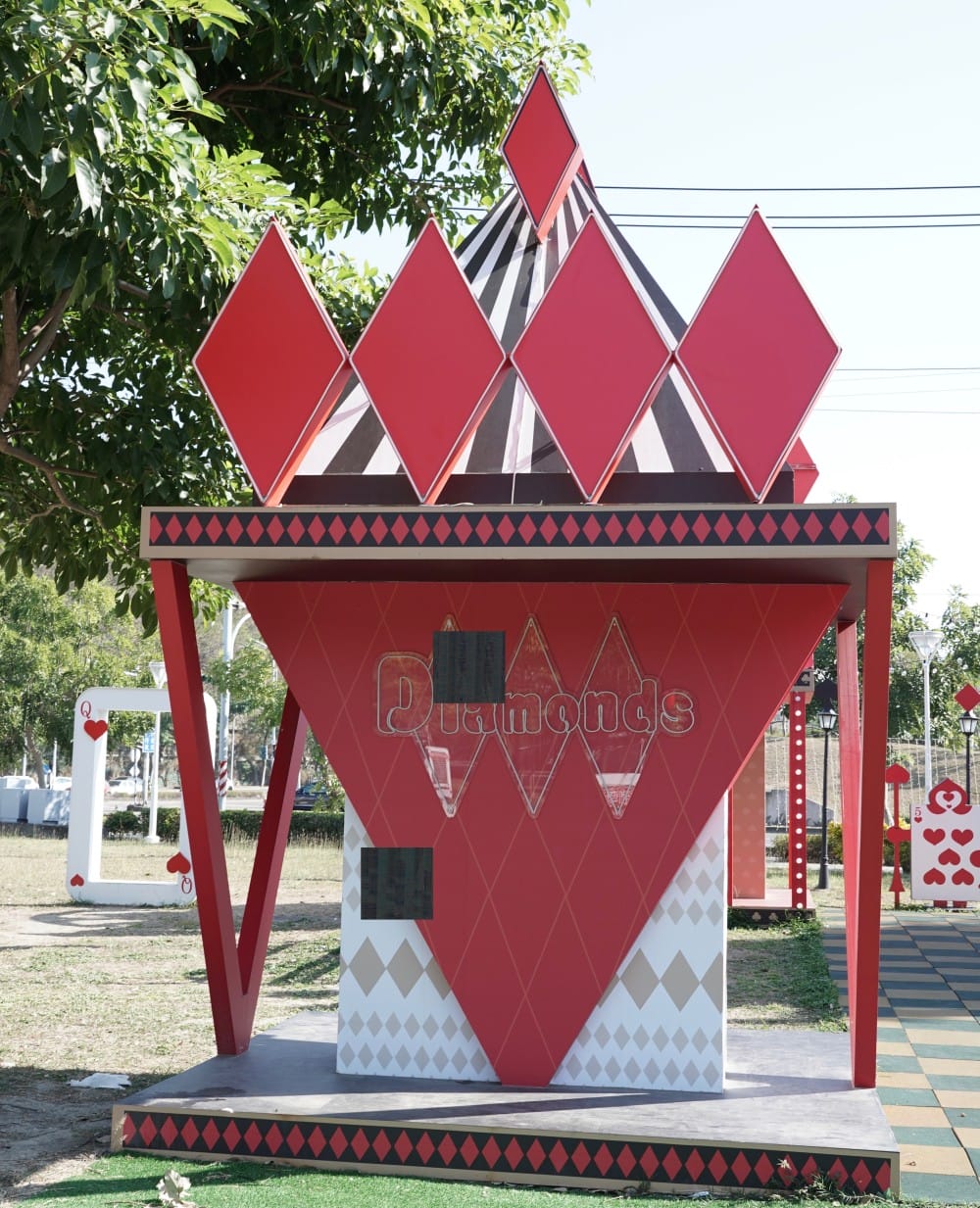 高雄新景點｜愛麗絲的奇幻樂園進駐左營蓮池潭兒童樂園 ，一秒走進愛麗絲夢遊仙境，跟紅心皇后撲克牌衛兵一起在棒棒糖旋轉木馬拍照