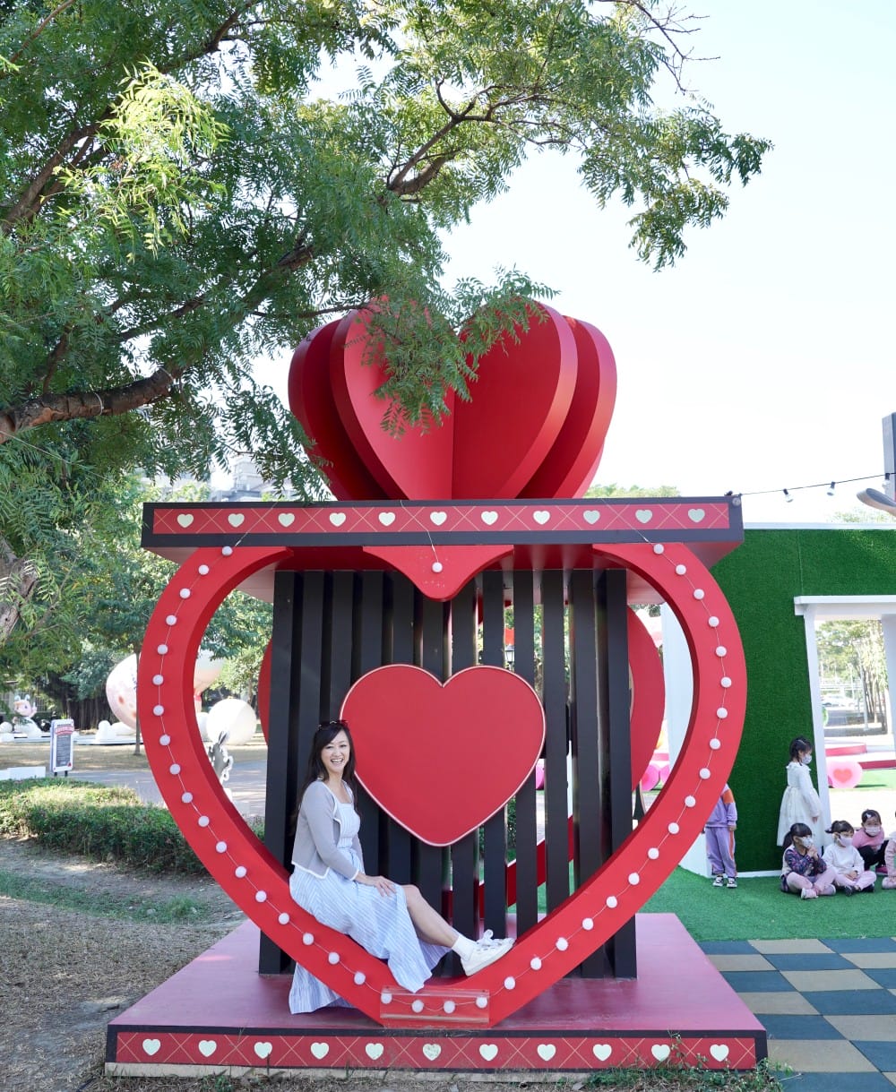 高雄新景點｜愛麗絲的奇幻樂園進駐左營蓮池潭兒童樂園 ，一秒走進愛麗絲夢遊仙境，跟紅心皇后撲克牌衛兵一起在棒棒糖旋轉木馬拍照
