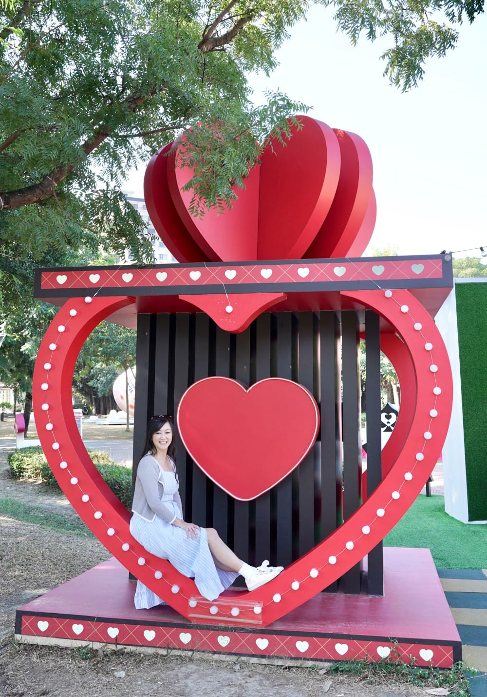 高雄新景點｜愛麗絲的奇幻樂園進駐左營蓮池潭兒童樂園 ，一秒走進愛麗絲夢遊仙境，跟紅心皇后撲克牌衛兵一起在棒棒糖旋轉木馬拍照