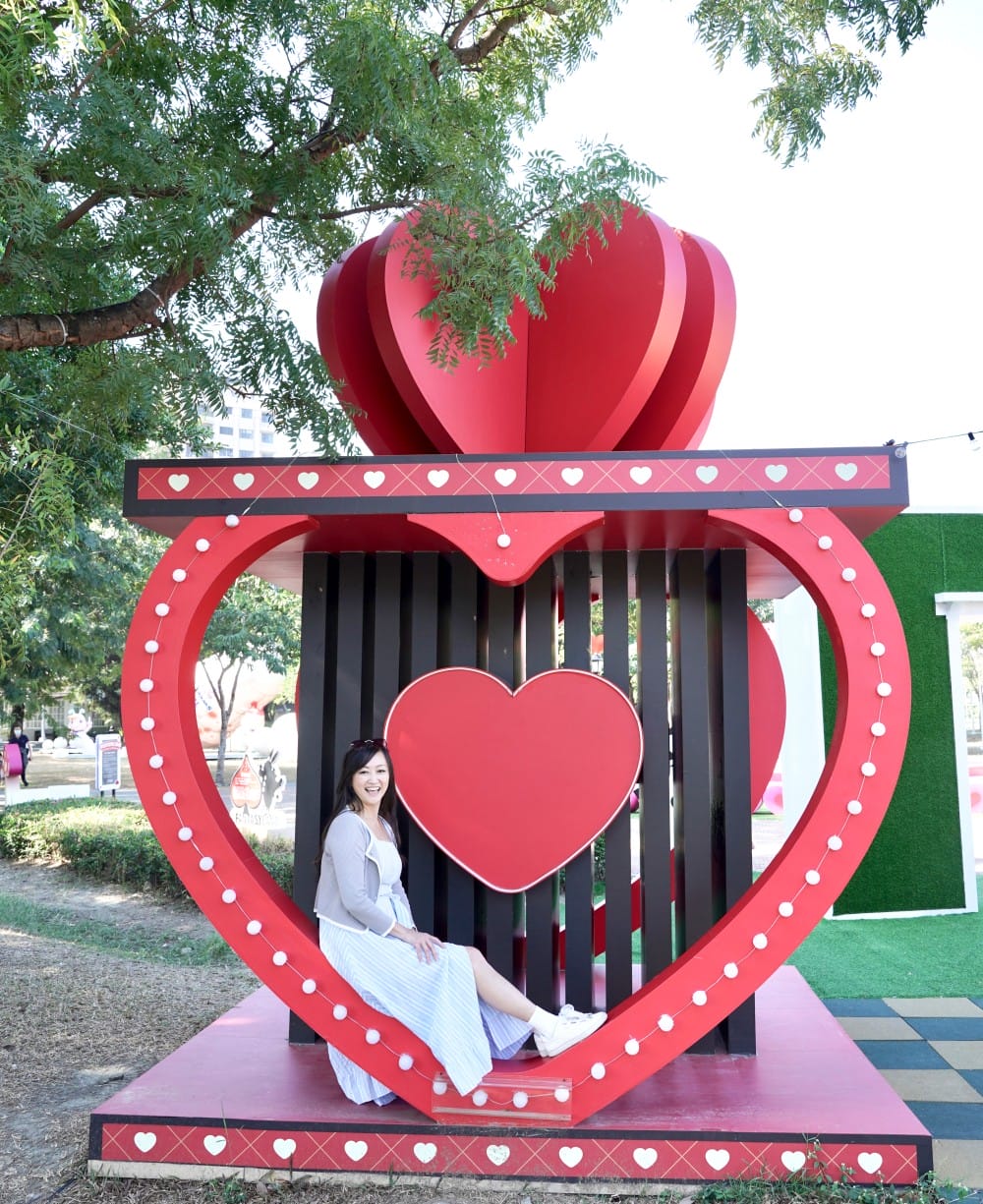 高雄新景點｜愛麗絲的奇幻樂園進駐左營蓮池潭兒童樂園 ，一秒走進愛麗絲夢遊仙境，跟紅心皇后撲克牌衛兵一起在棒棒糖旋轉木馬拍照