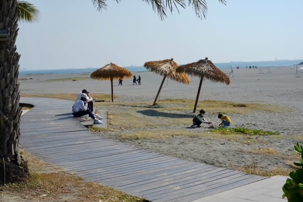 高雄旗津海岸公園，逛旗津老街拍旗津地標，星際大戰裝置藝術還可以騎腳踏車看海景！
