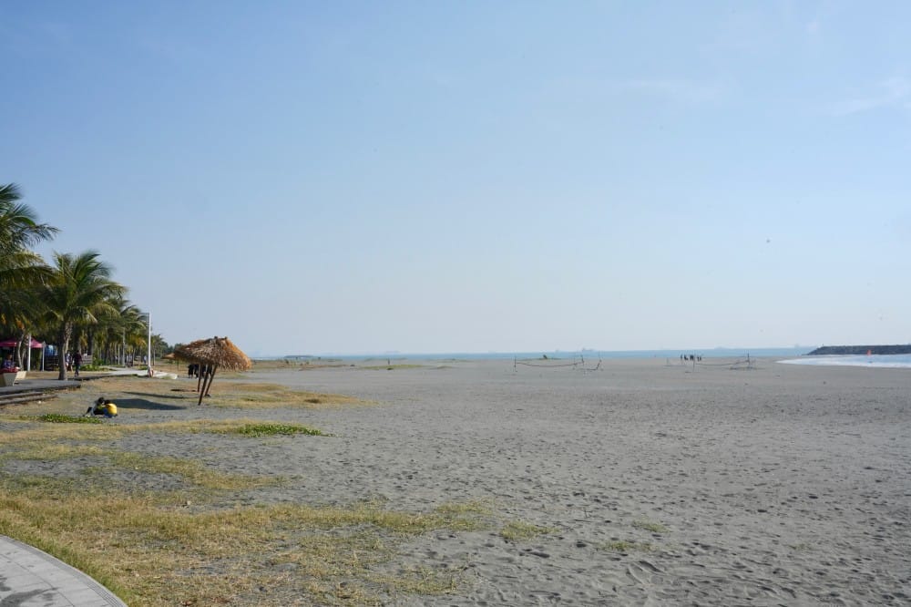 高雄旗津海岸公園，逛旗津老街拍旗津地標，星際大戰裝置藝術還可以騎腳踏車看海景！