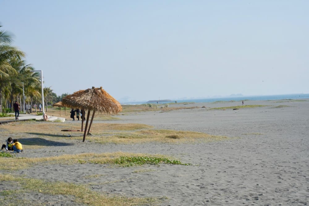 高雄旗津海岸公園，逛旗津老街拍旗津地標，星際大戰裝置藝術還可以騎腳踏車看海景！