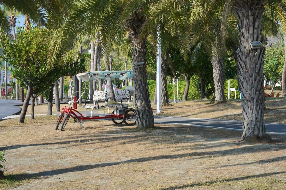 高雄旗津海岸公園，逛旗津老街拍旗津地標，星際大戰裝置藝術還可以騎腳踏車看海景！