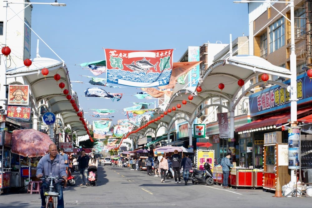 高雄旗津海岸公園，逛旗津老街拍旗津地標，星際大戰裝置藝術還可以騎腳踏車看海景！