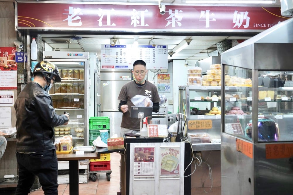 高雄｜老江紅茶牛奶，六合夜市在地人推薦70年必喝奶茶，古早味，24小時營業