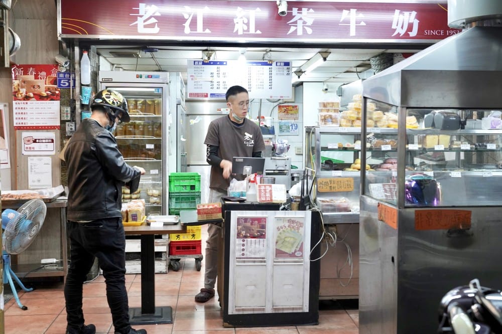 高雄|老江紅茶牛奶,六合夜市在地人推薦70年必喝奶茶,古早味,24小時營業 - 第6張圖 高雄|老江紅茶牛奶,六合夜市在地人推薦70年必喝奶茶,古早味,24小時營業