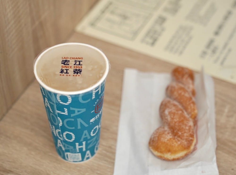 高雄|老江紅茶牛奶,六合夜市在地人推薦70年必喝奶茶,古早味,24小時營業 - 第1張圖 高雄|老江紅茶牛奶,六合夜市在地人推薦70年必喝奶茶,古早味,24小時營業