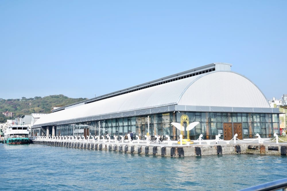 高雄鼓山魚市場|全台最美透明玻璃屋漁市場,直接面對無敵海景超浪漫,高雄新約會景點推薦 - 第13張圖 高雄鼓山魚市場|全台最美透明玻璃屋漁市場,直接面對無敵海景超浪漫,高雄新約會景點推薦