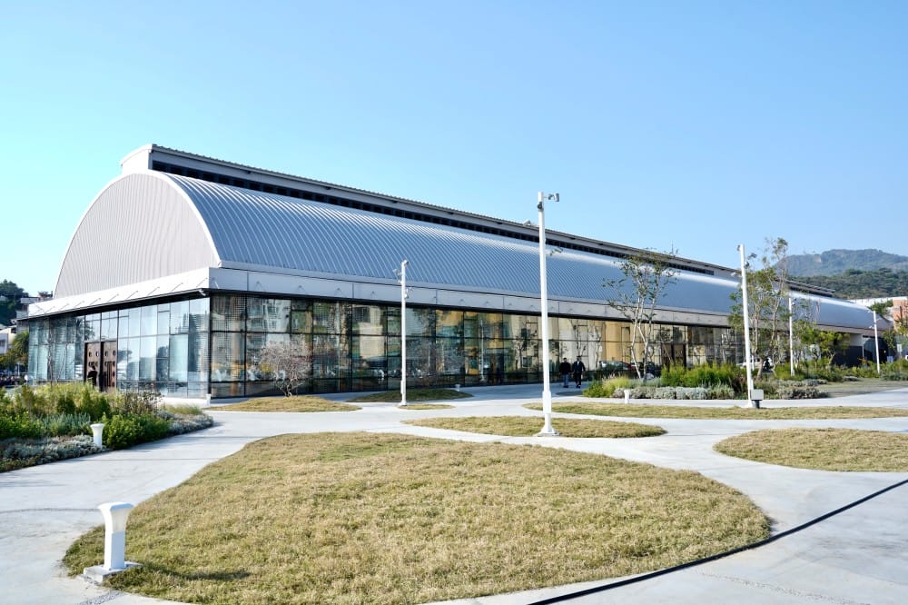 高雄鼓山魚市場|全台最美透明玻璃屋漁市場,直接面對無敵海景超浪漫,高雄新約會景點推薦 - 第7張圖 高雄鼓山魚市場|全台最美透明玻璃屋漁市場,直接面對無敵海景超浪漫,高雄新約會景點推薦