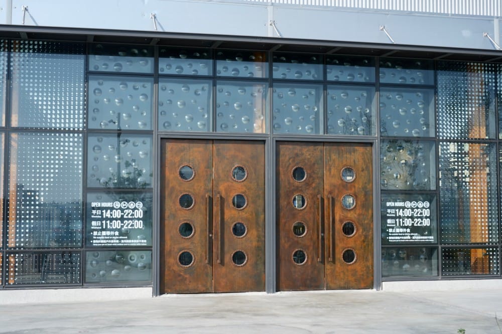 高雄鼓山魚市場|全台最美透明玻璃屋漁市場，直接面對無敵海景超浪漫，高雄新約會景點推薦