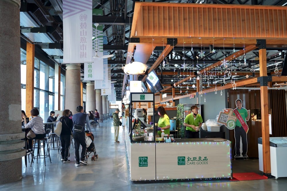 高雄鼓山魚市場|全台最美透明玻璃屋漁市場，直接面對無敵海景超浪漫，高雄新約會景點推薦