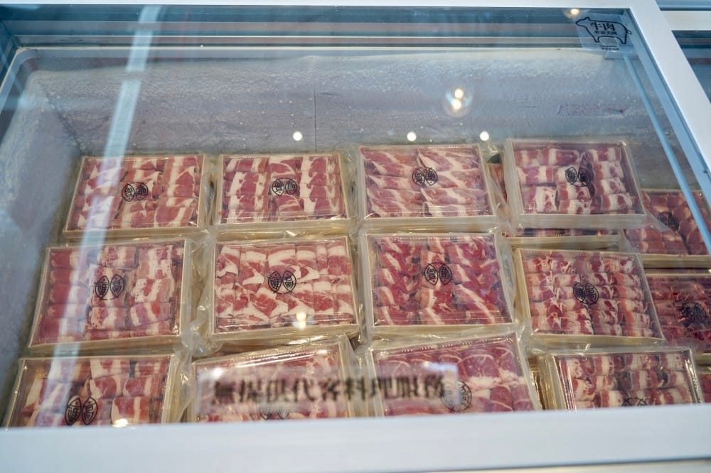 津漁聚物所｜高雄鼓山魚市場餐廳，海鮮火鍋燒烤還有99元啤酒無限暢飲，看海景吃海鮮喝啤酒，超CHILL