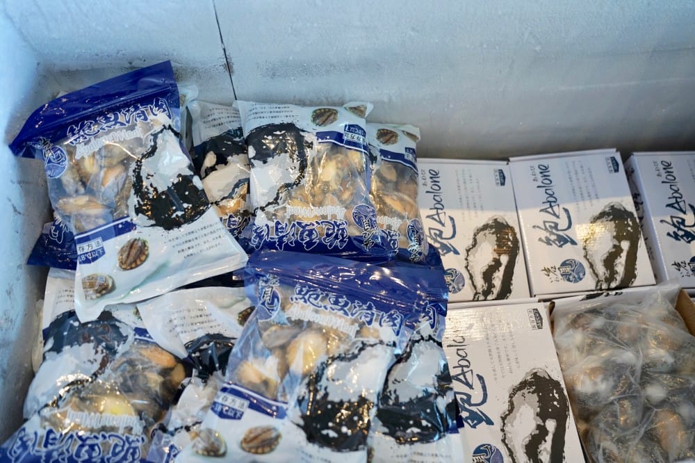 津漁聚物所｜高雄鼓山魚市場餐廳，海鮮火鍋燒烤還有99元啤酒無限暢飲，看海景吃海鮮喝啤酒，超CHILL