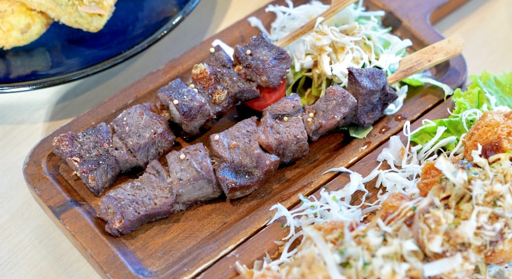 津漁聚物所｜高雄鼓山魚市場餐廳，海鮮火鍋燒烤還有99元啤酒無限暢飲，看海景吃海鮮喝啤酒，超CHILL