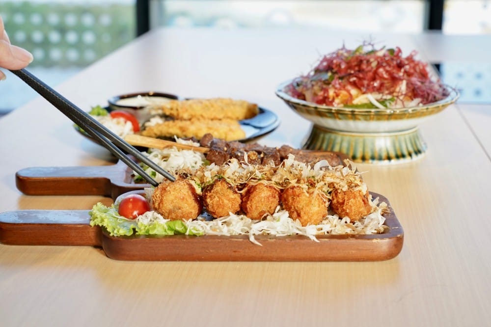 津漁聚物所｜高雄鼓山魚市場餐廳，海鮮火鍋燒烤還有99元啤酒無限暢飲，看海景吃海鮮喝啤酒，超CHILL