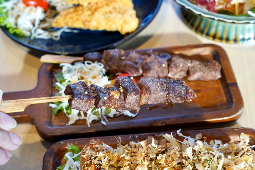 津漁聚物所｜高雄鼓山魚市場餐廳，海鮮火鍋燒烤還有99元啤酒無限暢飲，看海景吃海鮮喝啤酒，超CHILL